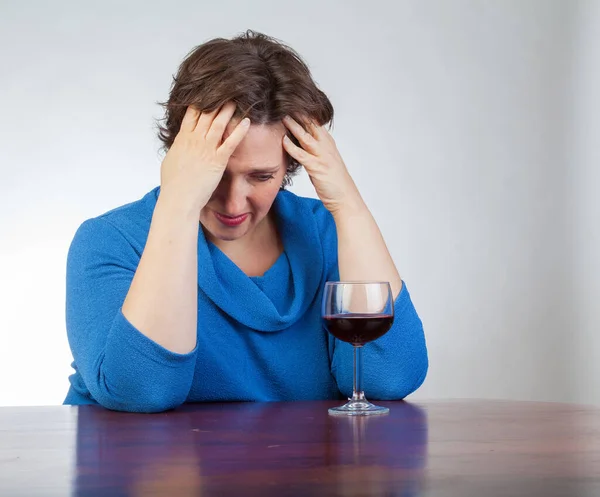 Iets Vrouw Staren Naar Een Glas Wijn Zoek Erg Overstuur — Stockfoto