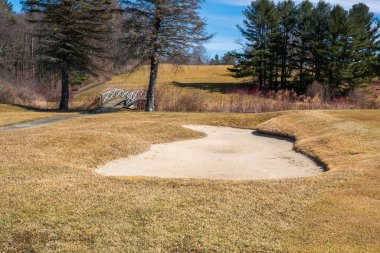 Baharın başında kötü bakımlı golf sahasında kum tuzağı. Mart ayında ABD 'nin kuzeydoğusunda golf sahası.