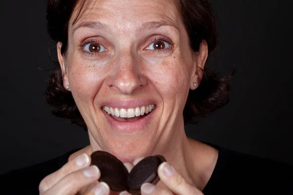 Çikolata Kremalı Kurabiye Yiyen Yaşlı Bir Kadın Ahlaksız Yaşam Tarzı — Stok fotoğraf