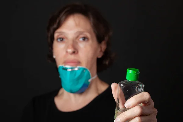 手部清洁剂 使用手部清洁剂的带医院级面罩的妇女 大流行病的隐喻概念 — 图库照片