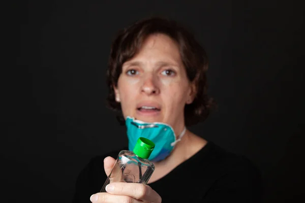 Hand Sanitizer Mujer Con Máscara Grado Hospitalario Usando Hand Sanitizer —  Fotos de Stock