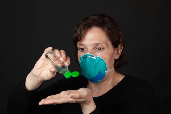 Desinfetante Mão Mulher Com Máscara Grau Hospitalar Usando Desinfetante Mão — Fotografia de Stock