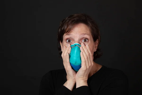 Bang Vrouw Met Een Ziekenhuis Graad N95 Masker Pandemisch Bewustzijnsbeeld — Stockfoto