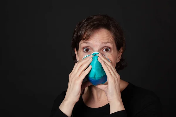 Scared Woman Wearing Hospital Grade N95 Mask Pandemic Awareness Image — Stock Photo, Image