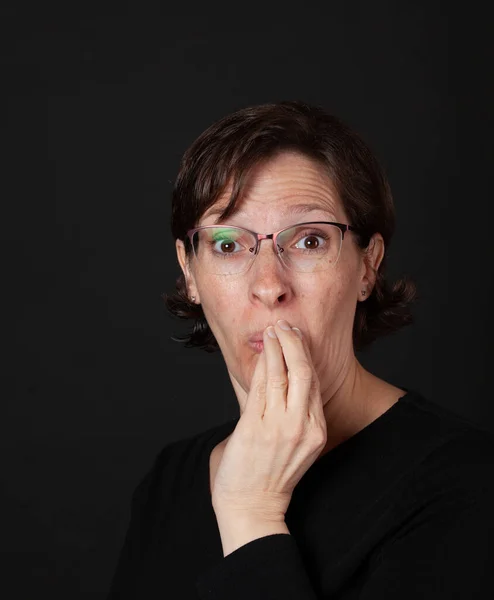 Mujer Negro Con Gafas Mano Boca Imagen Del Concepto Estilo —  Fotos de Stock