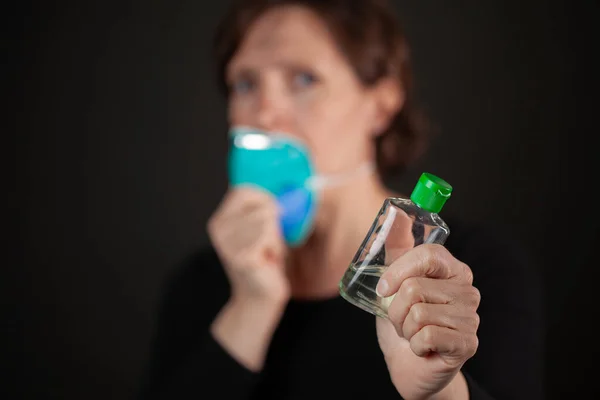 Vrouw Trekt Gezichtsmasker Pakt Hand Sanitizer — Stockfoto