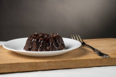 Çatallı küçük çikolatalı kek. Zengin hoşgörülü çöl konsepti resim serisi.