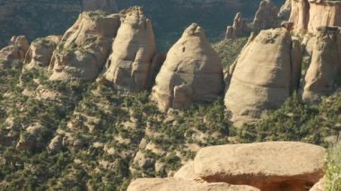 Colorado Ulusal Anıtı 'ndaki büyük bir kanyonda kokain fırını olarak bilinen bir kum taşı oluşumunun klip klipsi. Yazın erken saatlerinde çekilen sis bulutu....