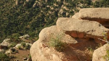 Colorado Ulusal Anıtı 'ndaki büyük bir kanyonda kokain fırını olarak bilinen bir kum taşı oluşumunun klip klipsi. Yazın erken saatlerinde çekilen sis bulutu....