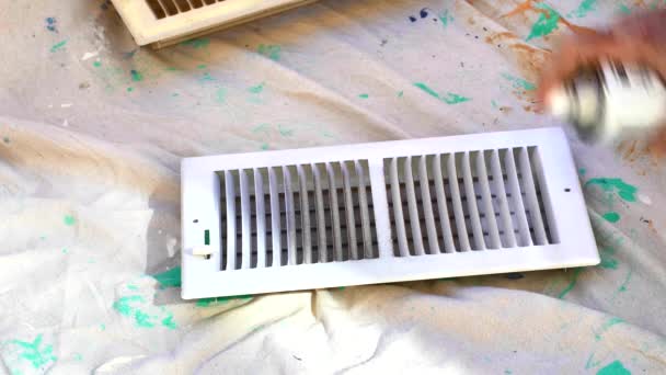 Pulverizar Pintura Velho Respiradouro Hvac Com Tinta Spray Branco Diy — Vídeo de Stock