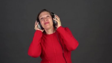 Orta yaşlı bir dans hocasının neşeli ve neşeli bir kişiliği olan bir sınıfı yönetmesinin komik bir klibi.. 