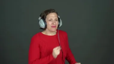 Orta yaşlı bir dans hocasının neşeli ve neşeli bir kişiliği olan bir sınıfı yönetmesinin komik bir klibi.. 