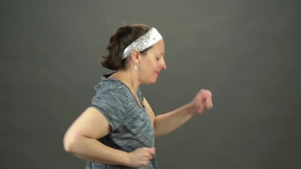 Женщина Танцует Веселится Мужчина Входит Останавливает Расстраивается Смешной Веселый Клип — стоковое видео