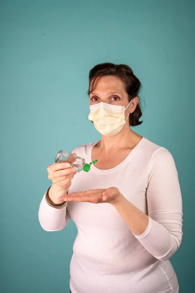 女人把清洁剂放在她的手上 手部卫生感染预防概念 — 图库照片