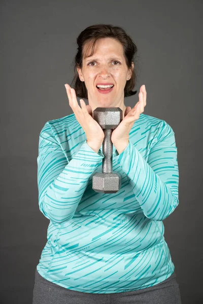 Oudere Gemiddeld Uitziende Vrouw Die Een Kraakbeker Doet Gelukkig Gezond — Stockfoto