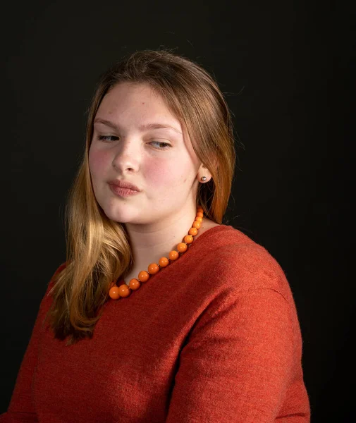 Teen ragazza in maglione rosso e perline arancioni . — Foto Stock