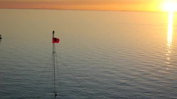 Výletní loď plující před bójí při západu slunce — Stock video