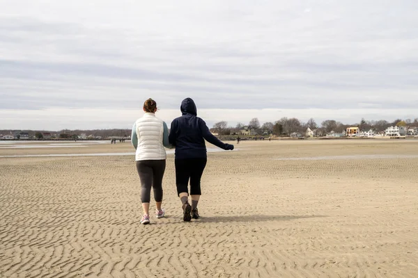 Mutter Und Tochter Tanzen Strand Glückliche Alleinerziehende — Stockfoto