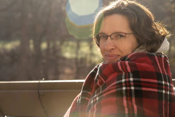 Vrouw Haar Veranda Een Zonnige Lenteochtend Met Zonneschijn — Stockfoto