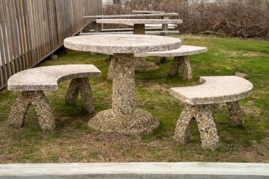 Çimento ve taştan yapılmış açık hava masaları. Kırsal vintage piknik alanı.