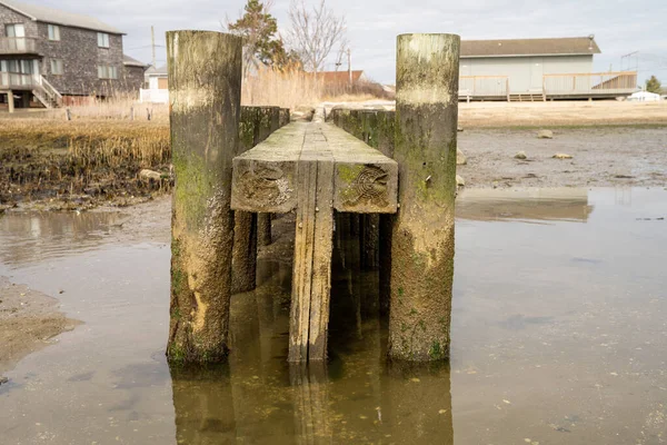 Krzywa Drewniana Ściana Morska Zabrana Strony Wody Pochmurny Dzień Connecticut — Zdjęcie stockowe