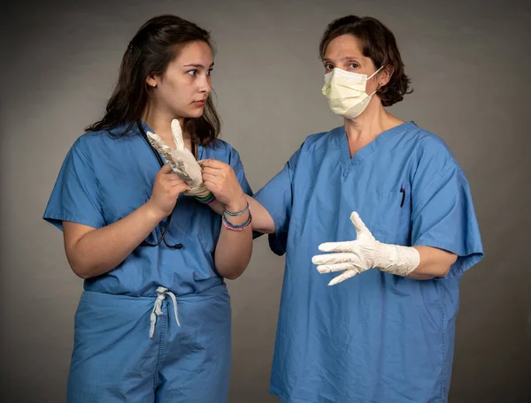 Healthcare profesisonals working as a team to don PPE — Stock Photo, Image