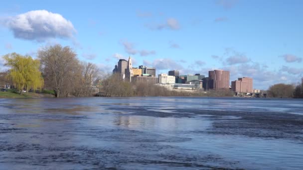 Hartford, CT, Amerika Serikat - 11 April 2020 - Pemandangan Hartford Connecticut pada hari yang cerah dengan banjir ringan. — Stok Video