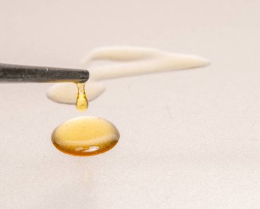 Eski yağ tenekesinin ucunda yağ var.