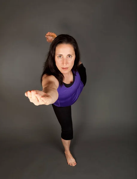 Fit vrouw in heer van de dans yoga pose. — Stockfoto