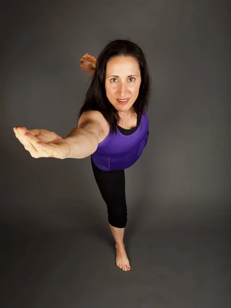 Fit vrouw in heer van de dans yoga pose. — Stockfoto