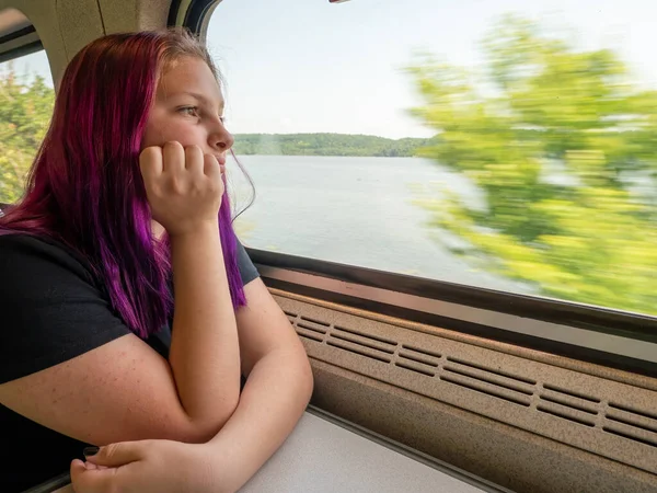 Młoda dziewczyna jadąca pociągiem — Zdjęcie stockowe