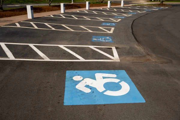 Pusty parking z miejscami dla niepełnosprawnych — Zdjęcie stockowe