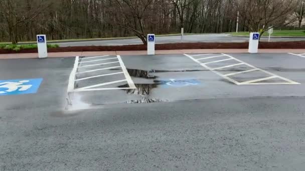 Ein leerer Parkplatz mit Behindertenparkplätzen — Stockvideo