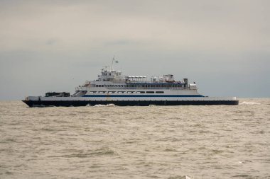 Cape May, NJ USA - 11 Ekim 2019 - Bir su kütlesindeki büyük bir gemi