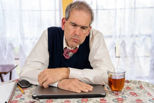 Vermoeide zakenman met na een dag thuiswerken — Stockfoto