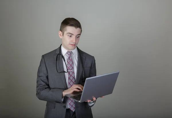 Dokter pria muda dengan laptop — Stok Foto