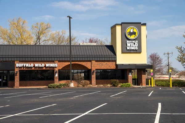 Rocky Hill, CT, USA - 19 kwietnia 2020 - Restauracja Buffalo Wild Wings — Zdjęcie stockowe