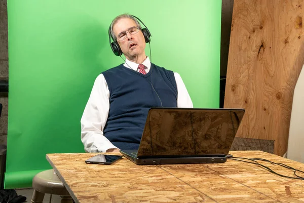 Man working from home in his basement on a virutal meeting. — Stock Photo, Image