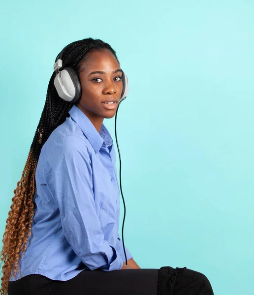 African American young woman with retro wired head phones. — Stock Photo, Image