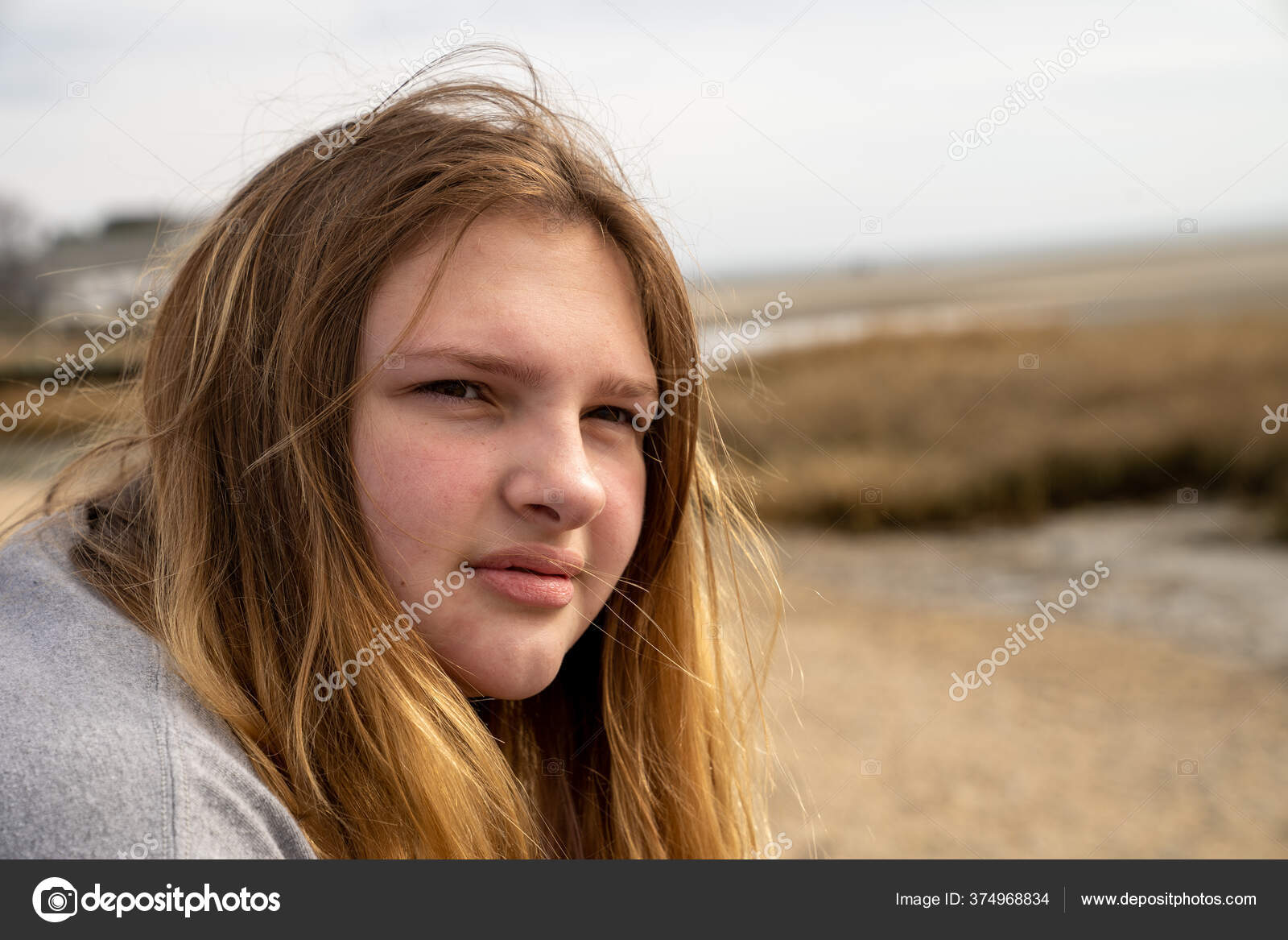 Kaukasische Junge Frau Allein Am Strand Stockfotografie Lizenzfreie Fotos C Kmlphoto 374968834 Depositphotos