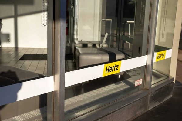 Hartford, CT USA - Kwiecień 11,2020 - Widok na szklane okno z oznaczeniem Hertz. — Zdjęcie stockowe
