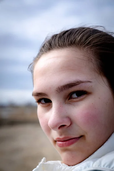 ビーチで一人で白人の若い女性の肖像. — ストック写真