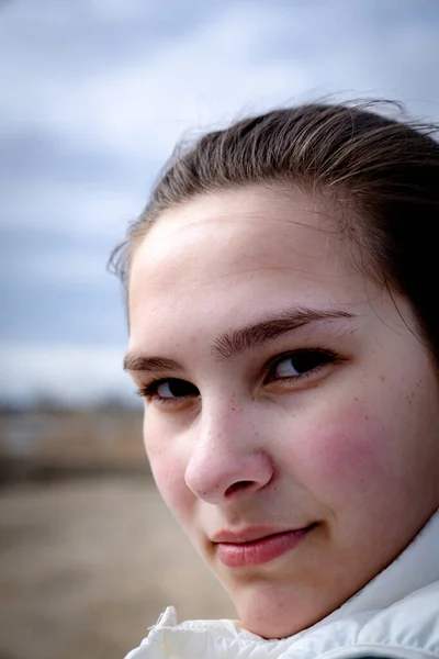 Portrait of Caucasian young woman alone on beach. — Stock Photo, Image