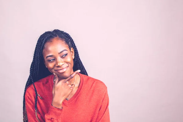 X Gelukkig, positief Afro-Amerikaanse vrouw in rode kleur shirt op grijze achtergrond. — Stockfoto