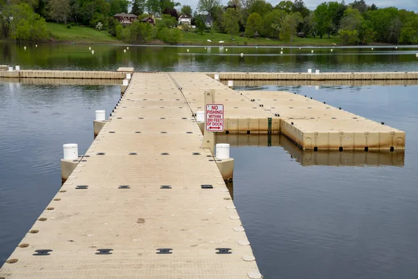 Floating plastic boat dock on the cove in Weathersfield CT — Stock Image Floating plastic boat dock on the cove in Weathersfield CT Stock Image