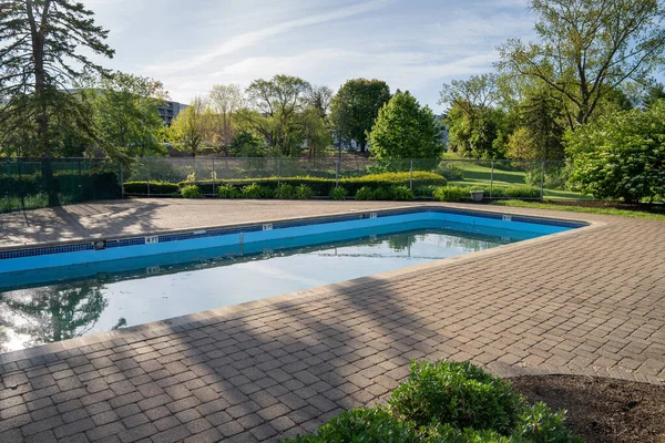 Piscina justo después de abrir para la temporada con agua verde y escombros — Foto de Stock