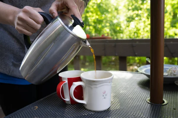 Woman pouring Coffee from Press outside — Stock Photo, Image