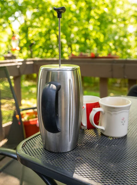 Presse à café à l'extérieur avec brassage de café — Photo