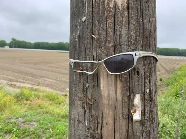 Imagem engraçada de velhos óculos de sol em um post no país — Fotografia de Stock