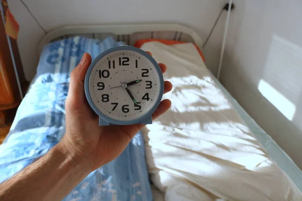 Despierta Concepto Reloj Despertador Mano Delante Una Cama —  Fotos de Stock